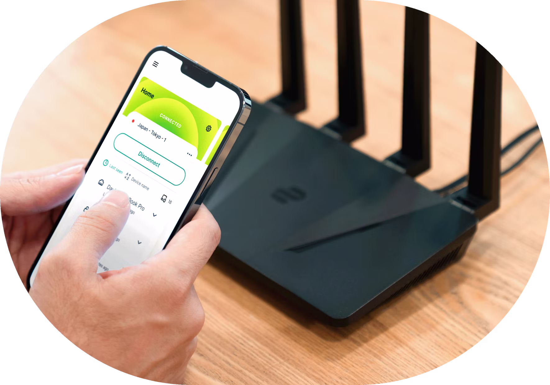 Интерфейс приложения и роутер Aircove на заднем плане.