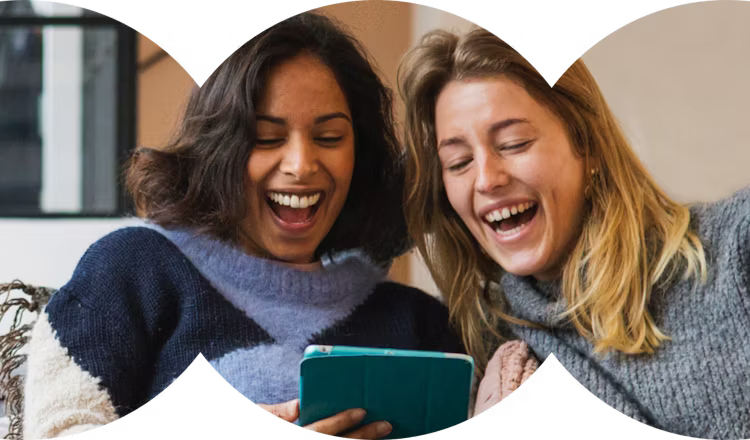 Grafika z kółkami: koleżanki oglądają coś online